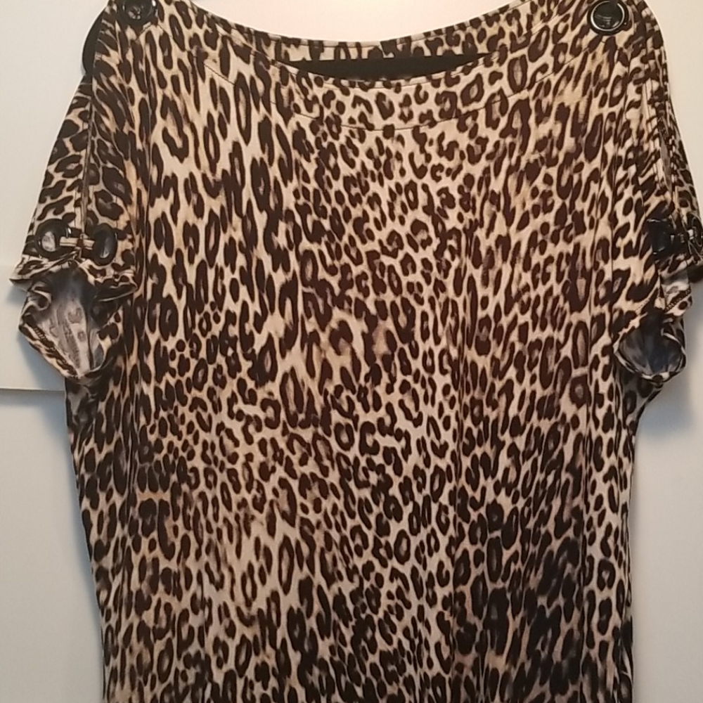 Cable and gauge leppard print sx xl top.